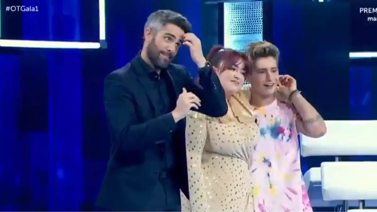 El presentador Roberto Leal junto a los dos nominados Ariadna y Nick el domingo 19 de enero de 2020
