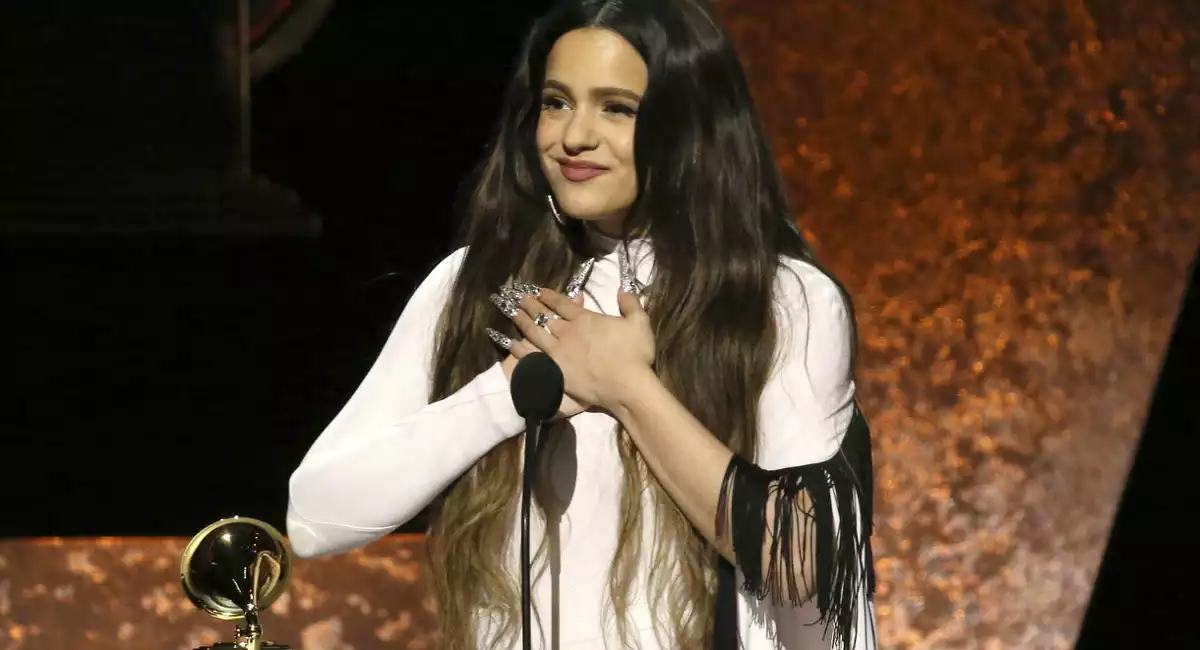 Rosalía emocionada després de guanyar un Grammy el 26 de gener de 2020