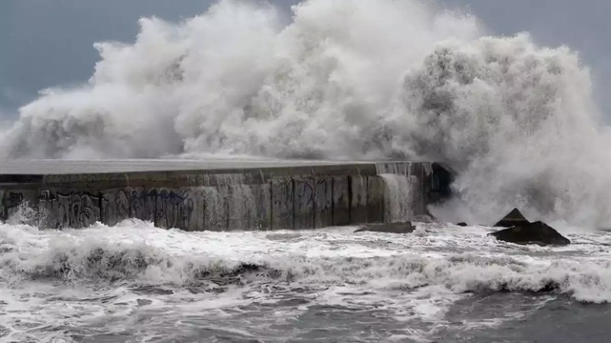 Imatge d'una forta onada en un dia de temporal