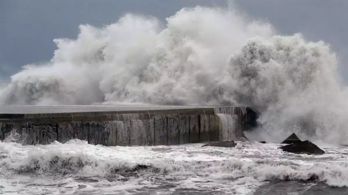 Imatge d'una forta onada en un dia de temporal