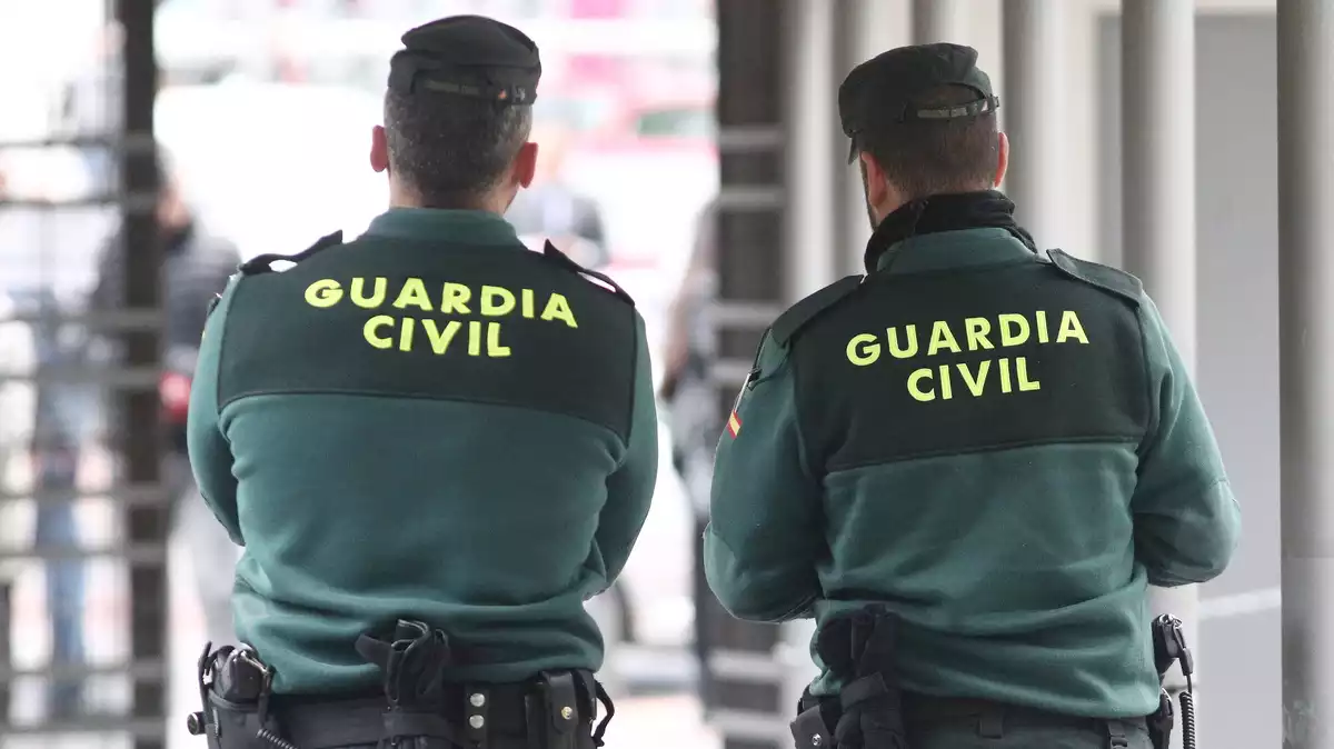 Dos agentes de la Guardia Civil a las puerta de el Juzgado de los Penal número 22 de Madrid