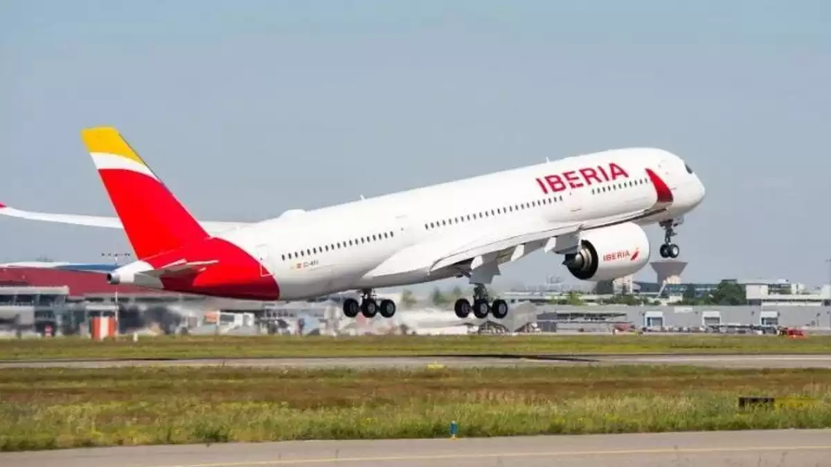 Avió d'Iberia enlairant-se al Prat