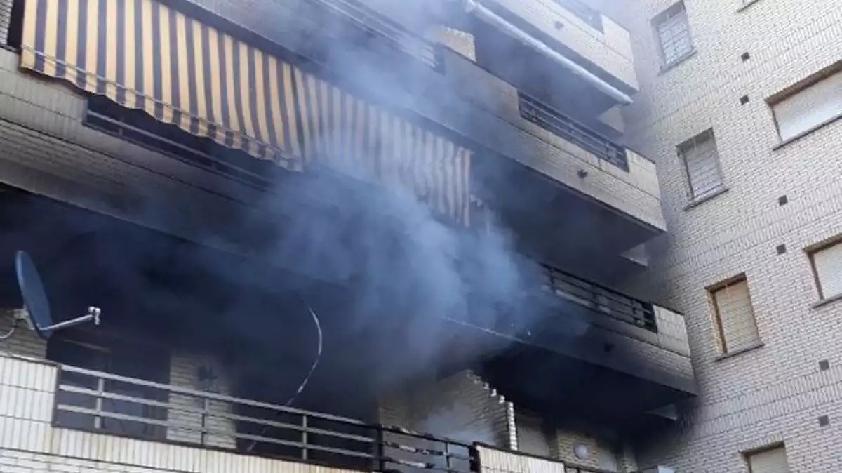 Incendi en un primer pis d'un edifici del carrer Saragossa de Salou
