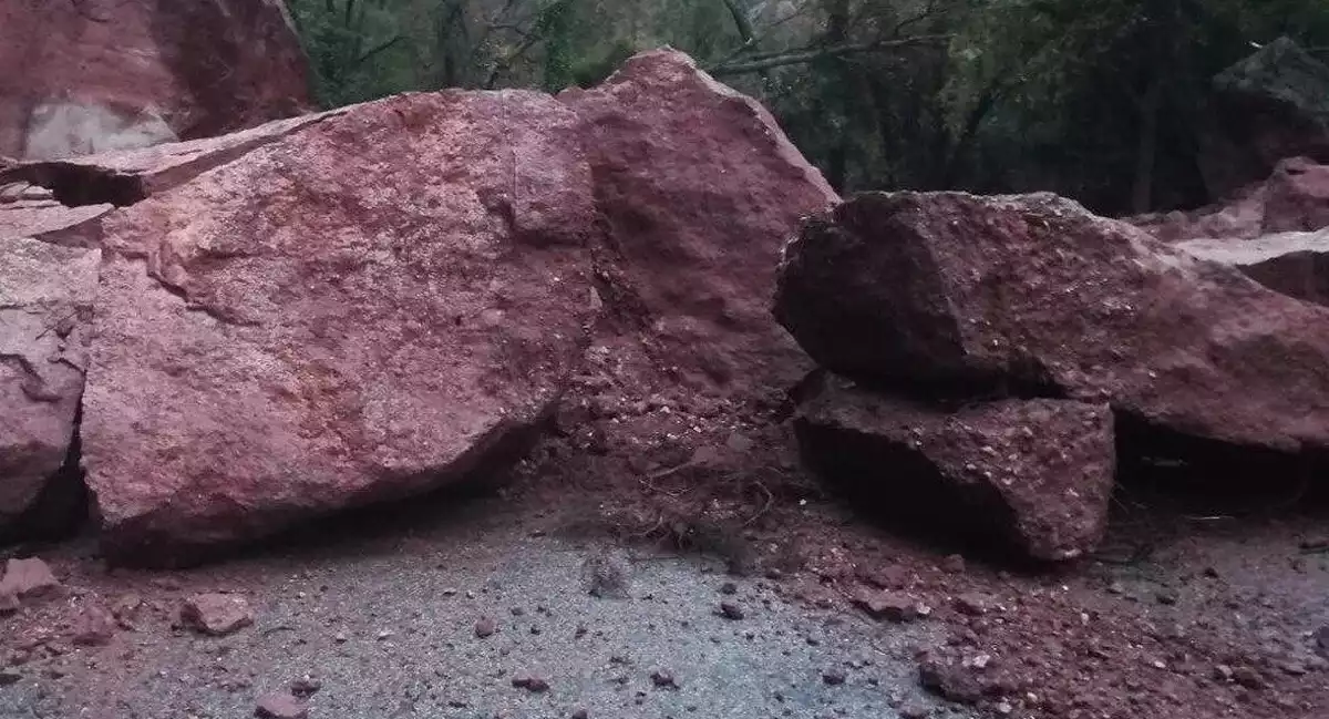 Unes roques han caigut enmig de la carretera T-3225 a Cornudella de Montsant