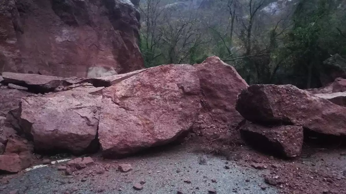 Unes roques han caigut enmig de la carretera T-3225 a Cornudella de Montsant
