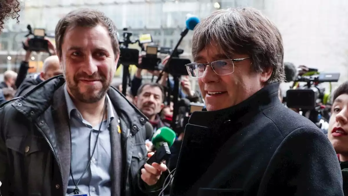 Toni Comín i Carles Puigdemont amb l'acreditació provisional d'eurodiputats