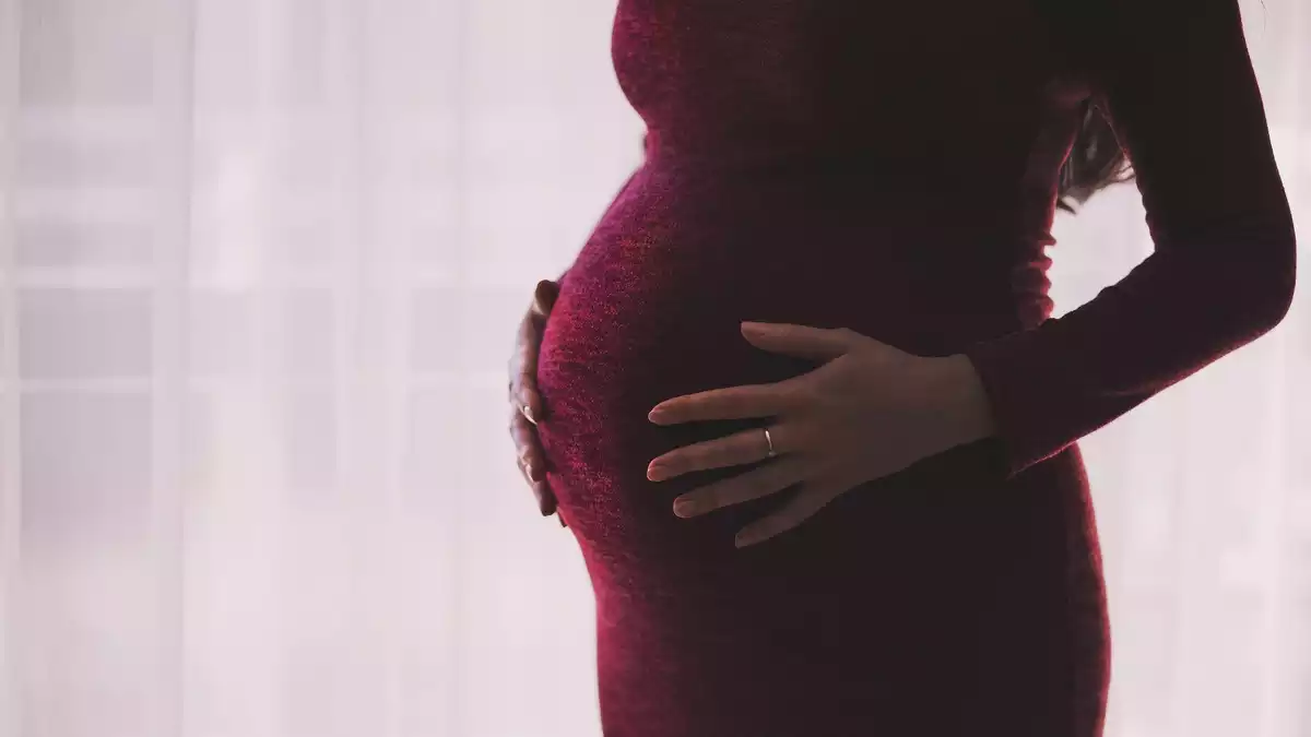 Imatge d'una dona embarassada tocant-se la seva panxa