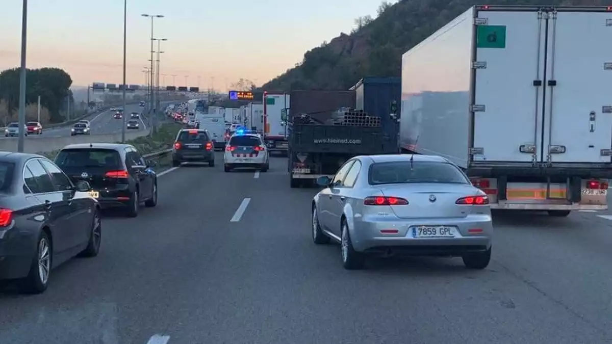 Un accident de trànsit provoca retencions quilomètriques a l'AP-7 a Castellbisbal