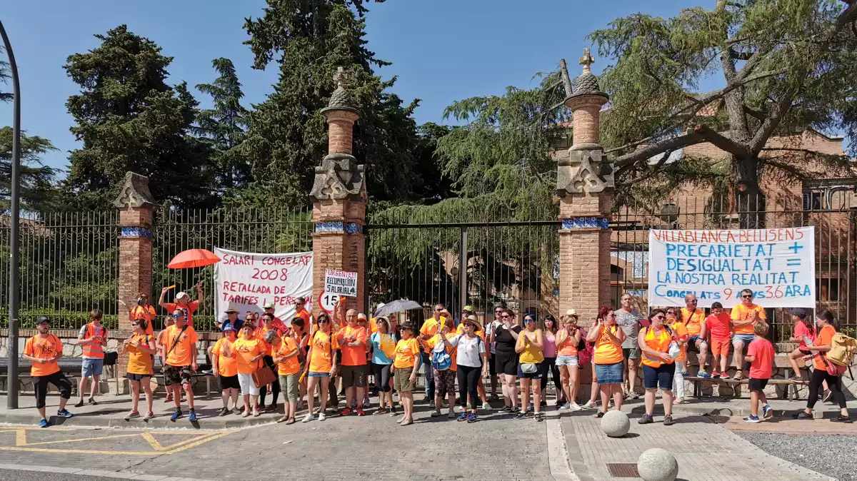 Un grup d'empleats concentrats davant l'institut Pere Mata de Reus com a protesta per la millora de les condicions laborals
