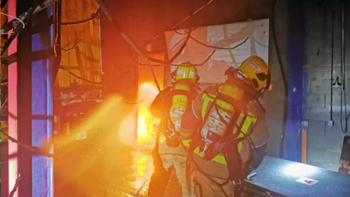 Bombers treballant en l'extinció d'un incendi que ha cremat una nau a Montornès del Vallès, el 22 de gener del 2020