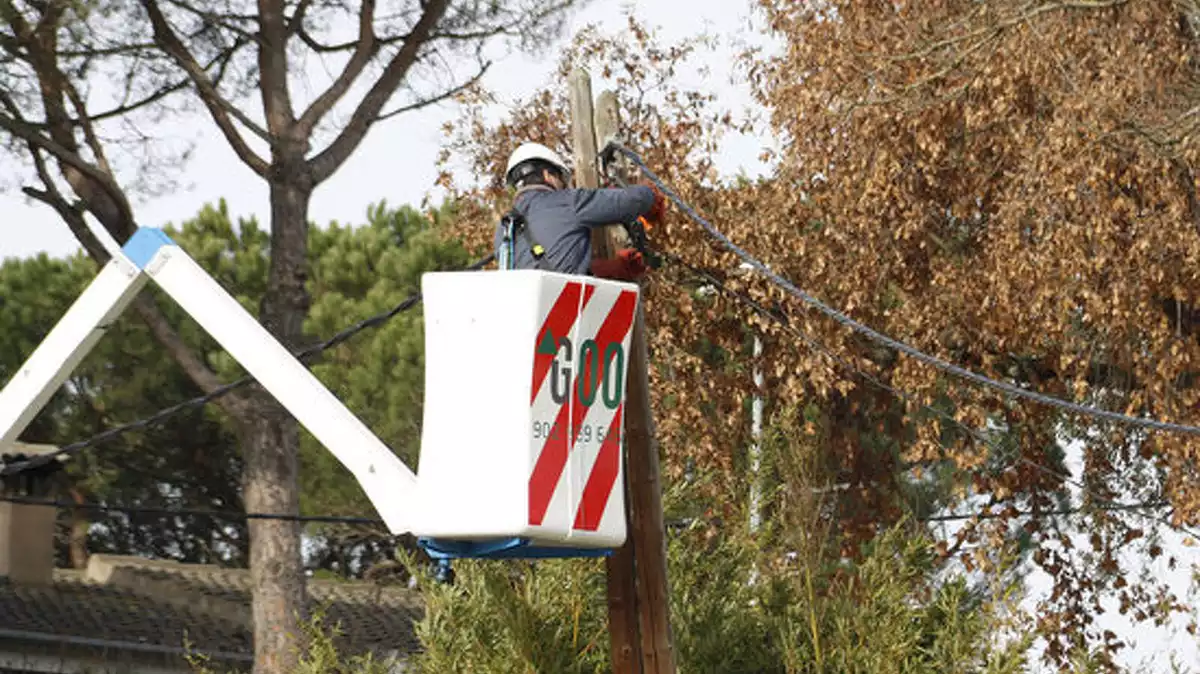Un tècnic d'una empresa de subministrament elèctric talla la llum a cases ocupades de Caldes de Malavella