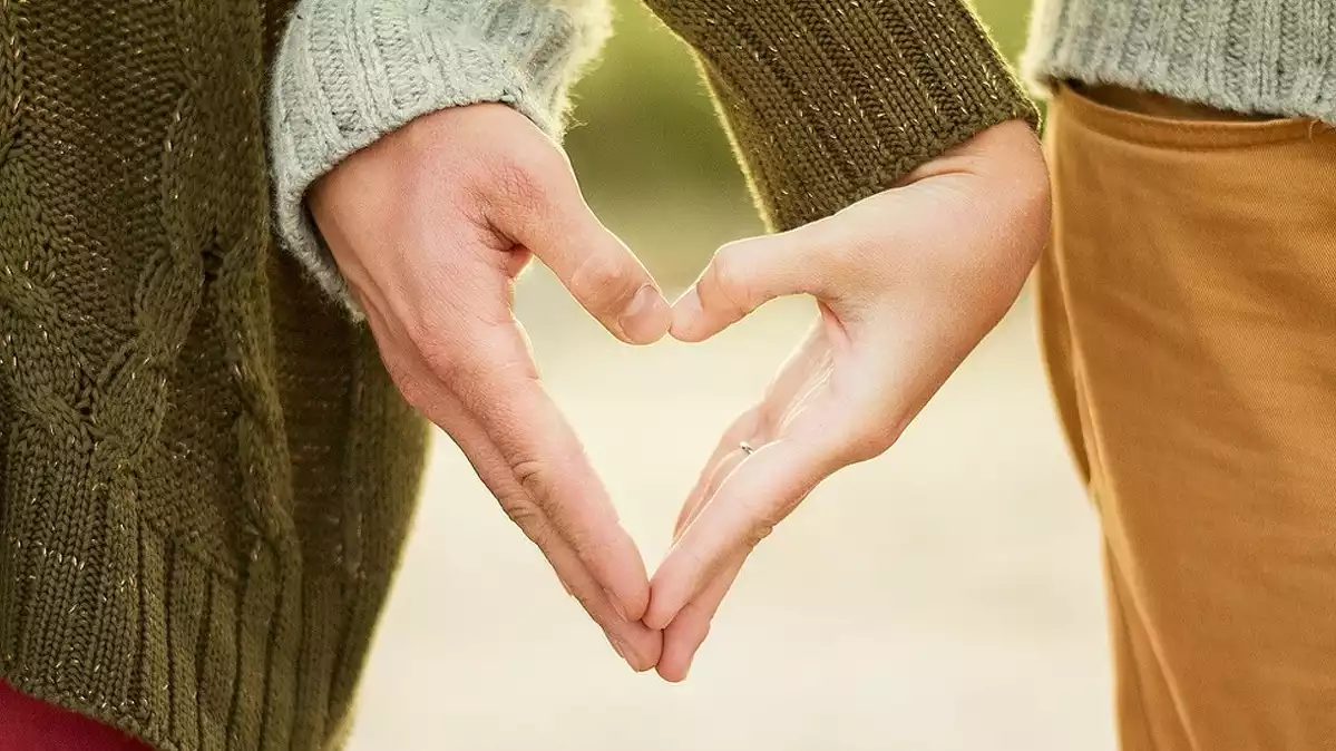 Una parella fent un cor amb les mans