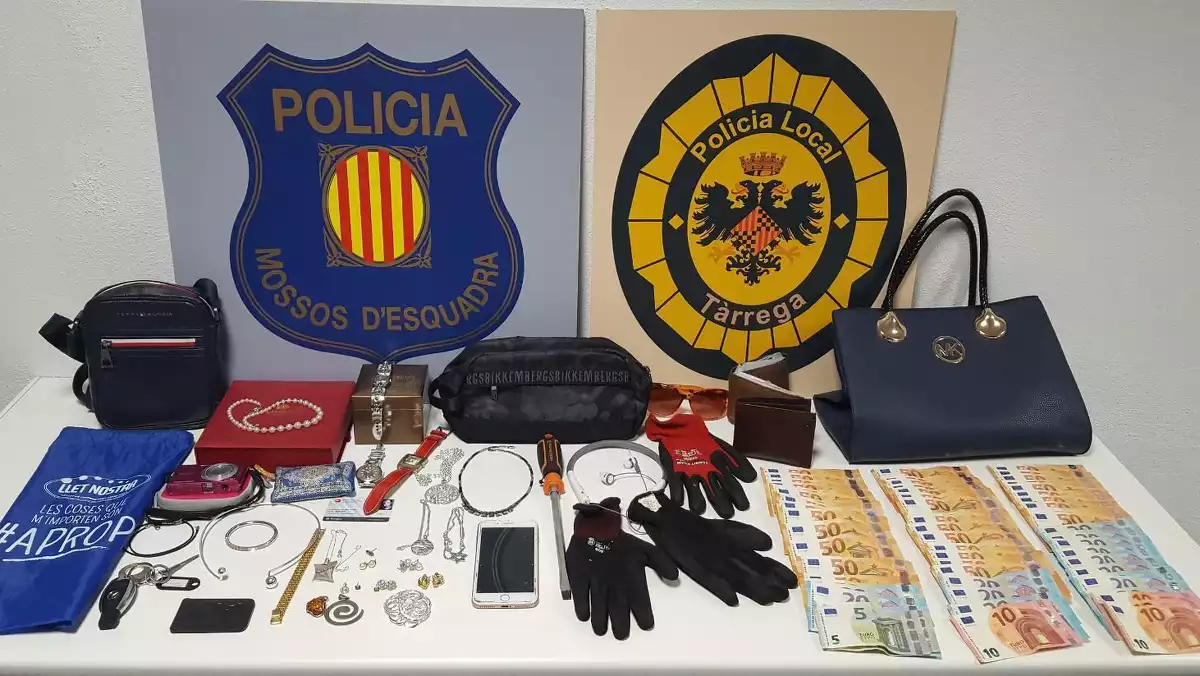 Els objectes robats trobats pels Mossos d'esquadra i la Policia Local de Tàrrega en un escorcoll