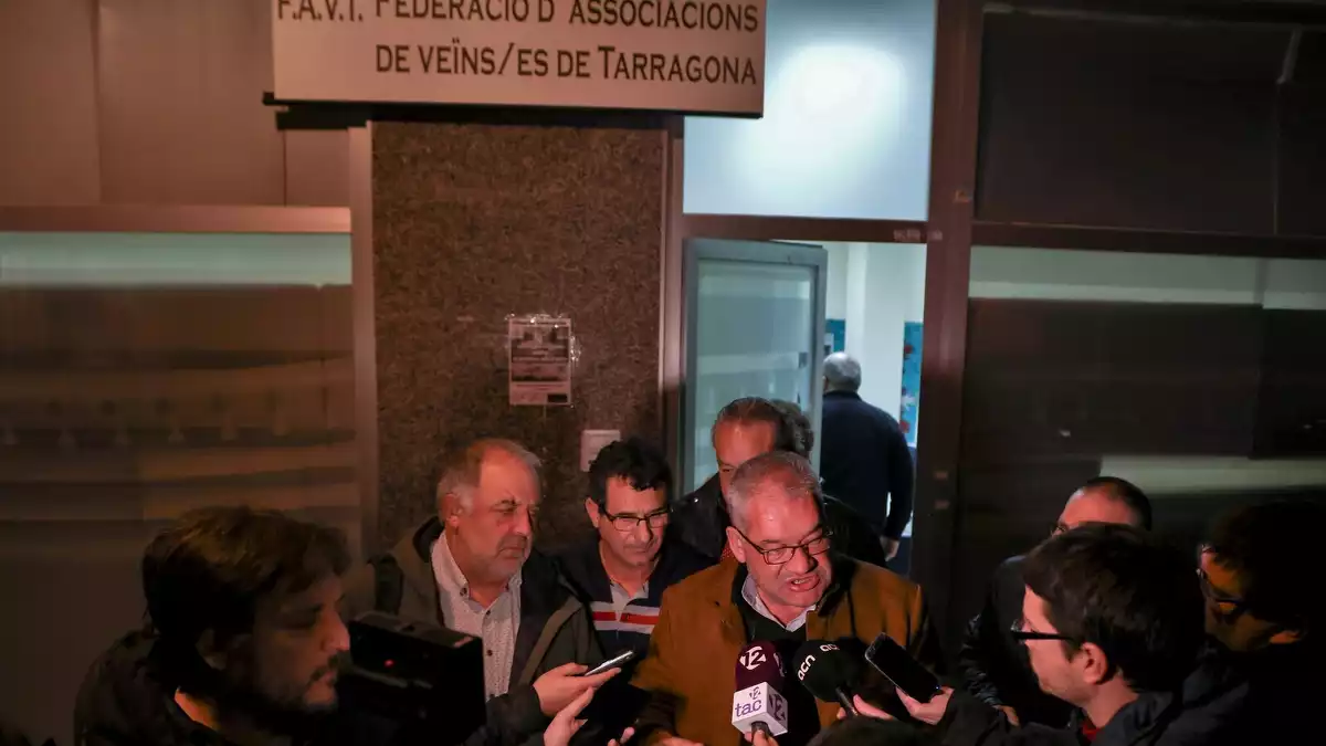 Joan Llort (UGT), Alfonso López (FAVT) i José Antonio Hernández (CCOO), atenent els mitjans de comunicació aquest divendres, 7 de febrer