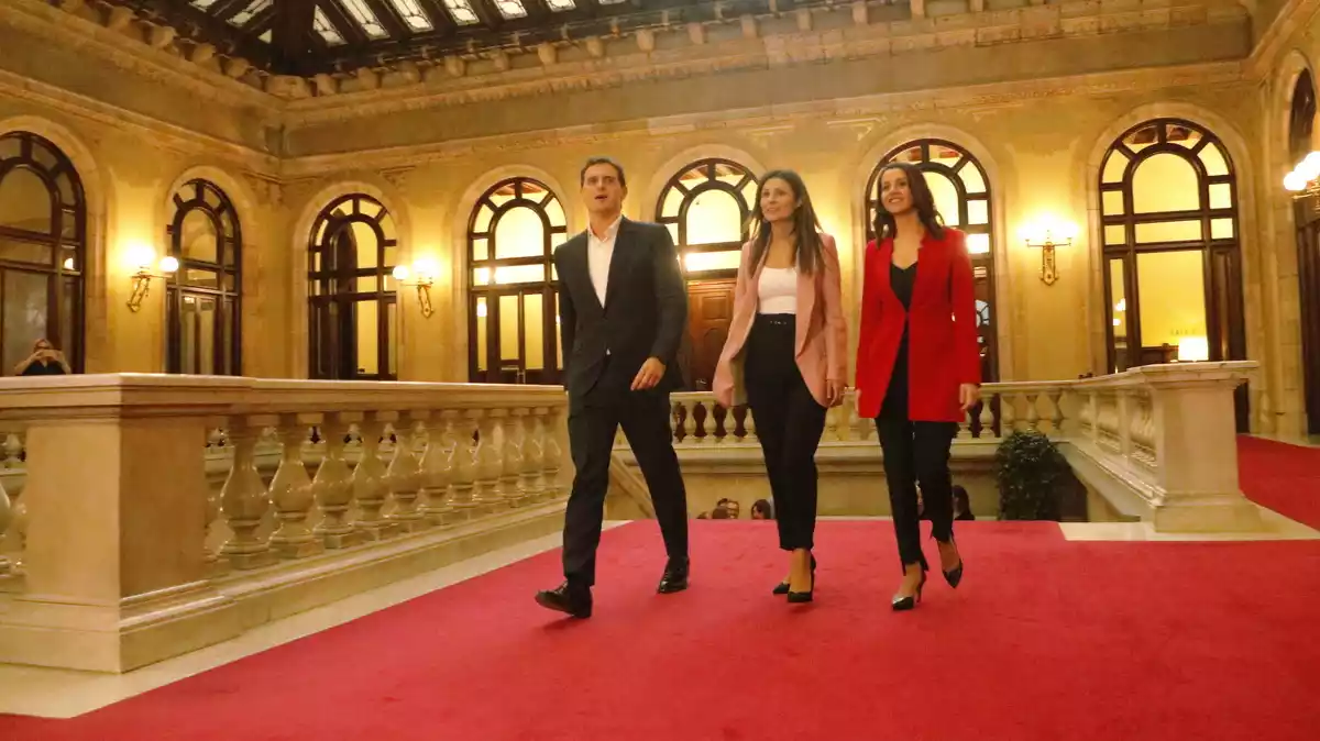 Albert Rivera, Lorena Roldán i Inés Arrimadas, entrant al Parlament aquest dilluns, 7 d'octubre.