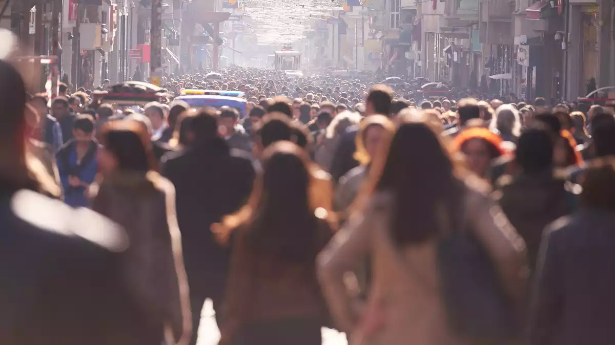 Persones caminant per una gran ciutat