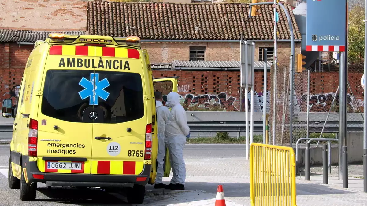 Una ambulància del SEM atenent una persona ferida