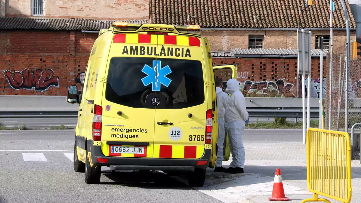 Una ambulància del SEM atenent una persona ferida