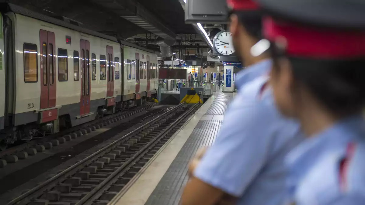 Mossos d'Esquadra vigilant les vies del metro