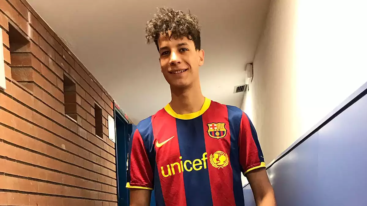 Brahim Ben Ouiguemane amb la samarreta del Barça abans d'entrar al camp de futbol