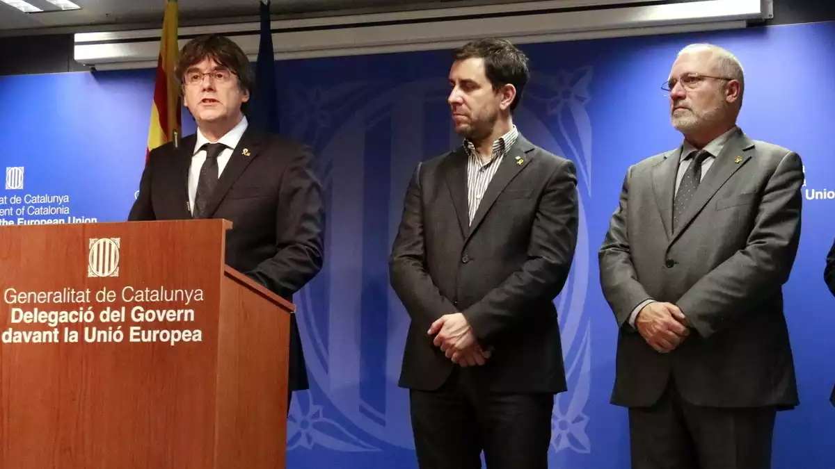 Carles Puigdemont al costat de Toni Comín, Lluíg Puig i Meritxell Serret