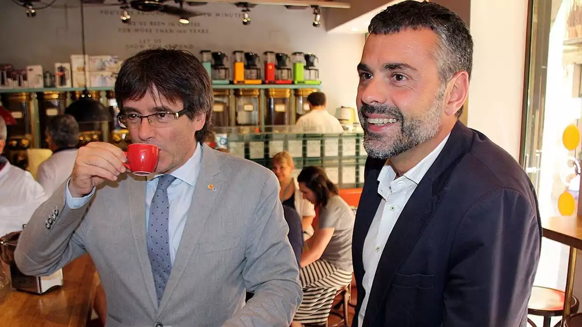 Carles Puigdemont i Santi Vila prenen un cafè en un bar de Barcelona el 19 de juliol de 2016.
