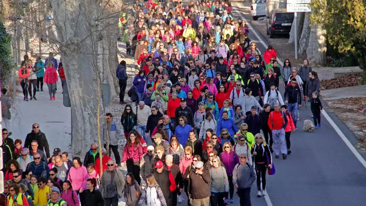 Centenars de persones en l'onzena caminada popular de Valls en un tram de la carretera.