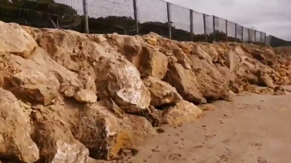 Mur aixecat pel càmping Las Palmeras, llindant amb la platja Llarga