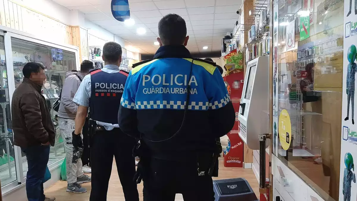 La Guàrdia Urbana de Reus i els Mossos d'Esquadra en un operatiu policial contra el tràfic de drogues a Reus