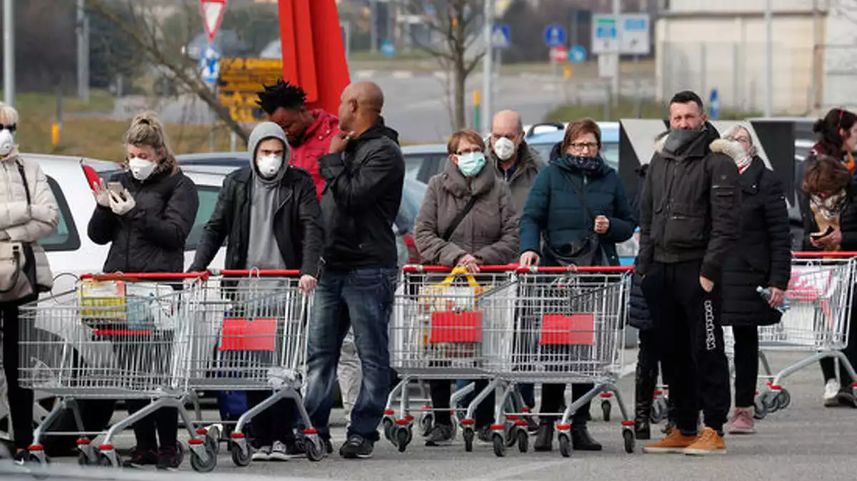 Un grup de persones fent cua a les portes d'un supermercat a Itàlia el 23 de febrer de 2020
