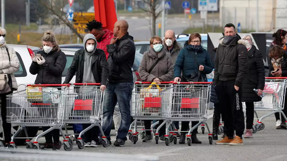Un grup de persones fent cua a les portes d'un supermercat a Itàlia el 23 de febrer de 2020