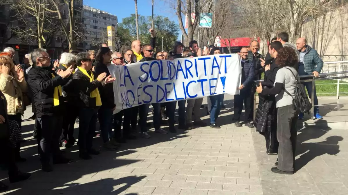 Concentració en suport als investigats pel tall de les vies de tren, davant els jutjats de Reus, el 18 de febrer del 2020