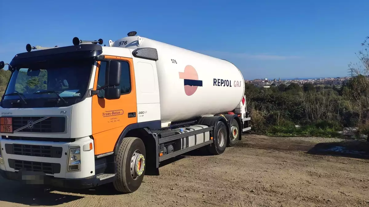 Un camió de Repsol aboca gas propà a Altafulla