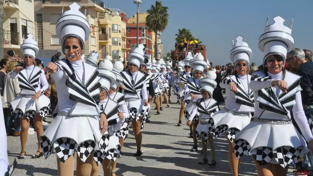 Una comparsa disfressada d'escacs al Carnaval de Torredembarra