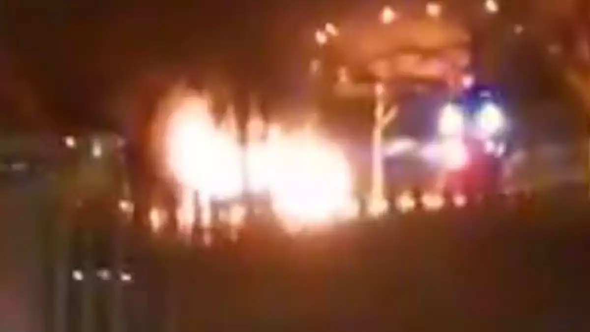 Incendi d'un cotxe al carrer de Sarajevo de Sabadell