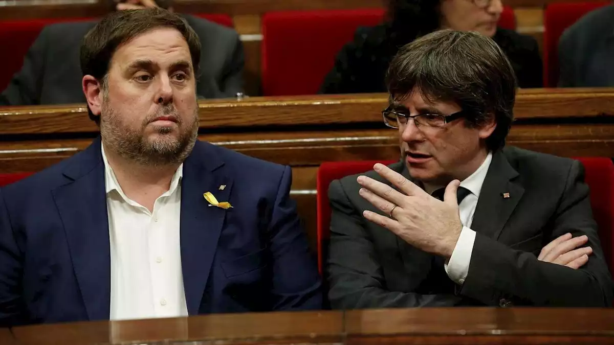 Oriol Junqueras i Carles Puigdemont al Parlament de Catalunya l'octubre de 2017.