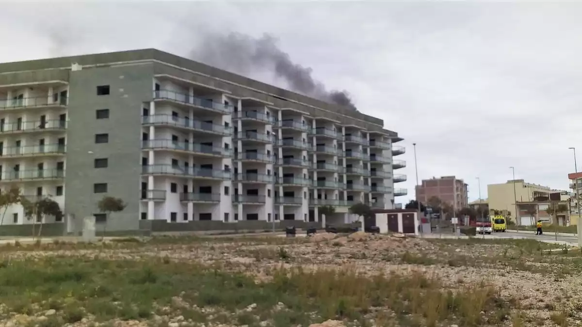 Imatge de l'incendi en un edifici en construcció a Sant Carles de la Ràpita.