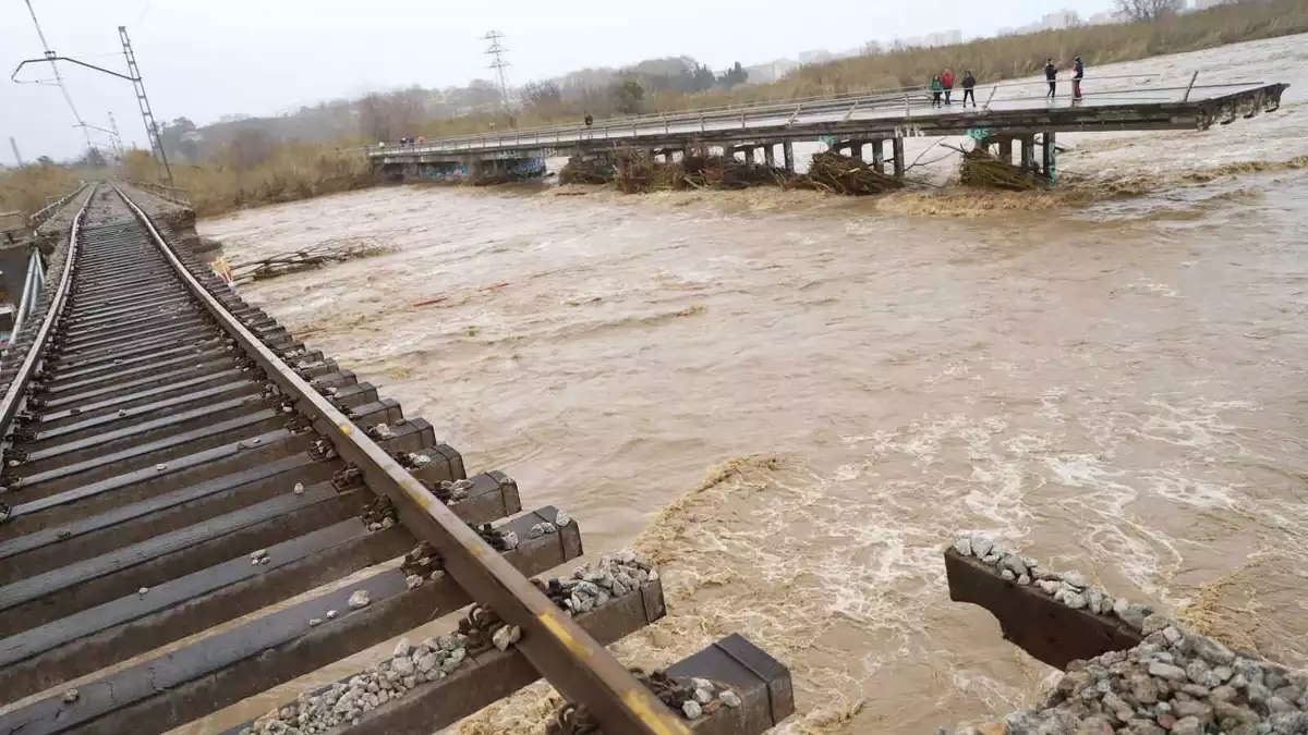 Imatge de les vies del tren a l'Alt Maresme destrossades pel temporal Glòria