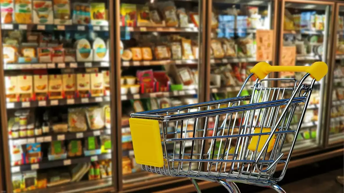 Un carro de la compra a l'interior d'un supermercat