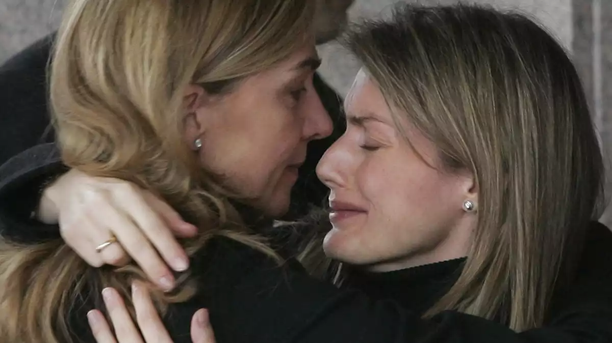 Letícia abraçada a la infanta Cristina durant l'enterrament de la seva germana, Èrika Ortiz, el 8 de febrer de 2007