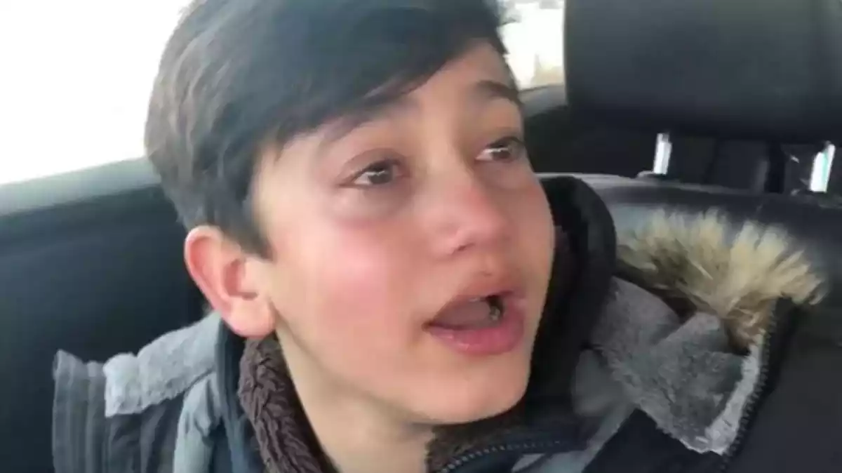 Imatge extreta del vídeo viral d'un nen explicant que va enxampar els seus pares mantenint relacions sexuals