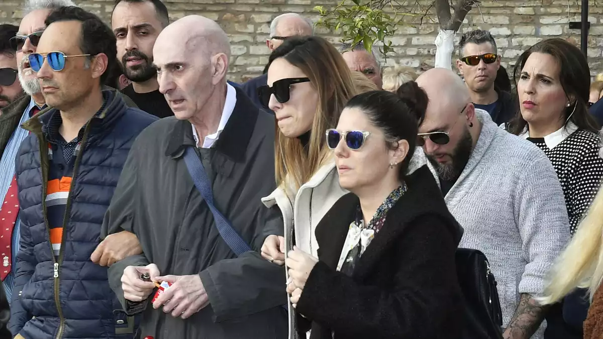 Irene Rosales amb el seu pare, Kiko Rivera i la resta de la família a l'enterrament de la mare de Rosales (07-02-2020)