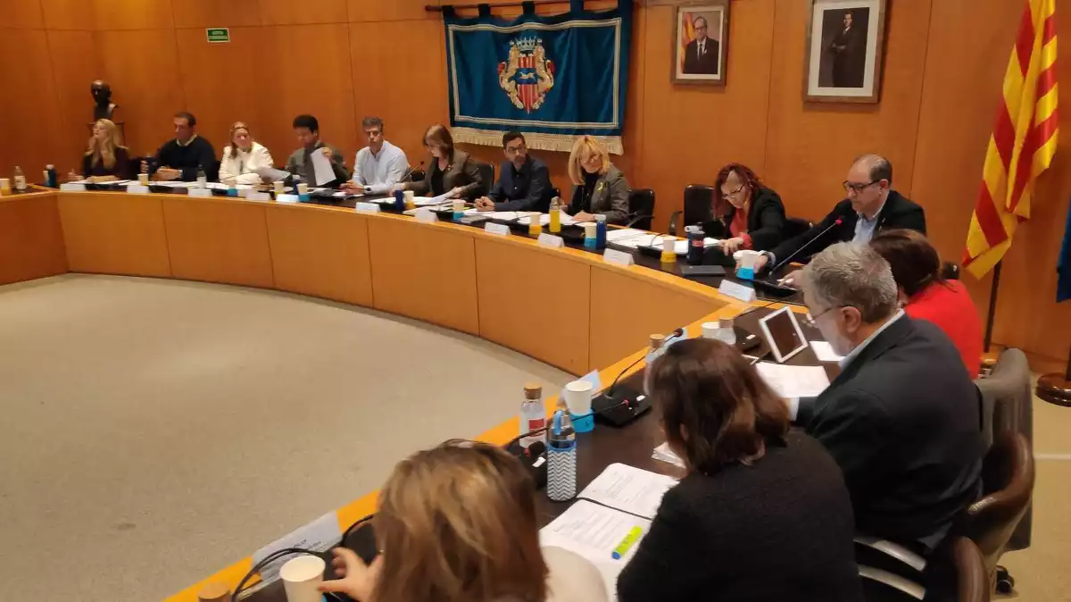 Imatge dels regidors de l'Ajuntament de Cambrils durant la sessió plenària de pressupostos.