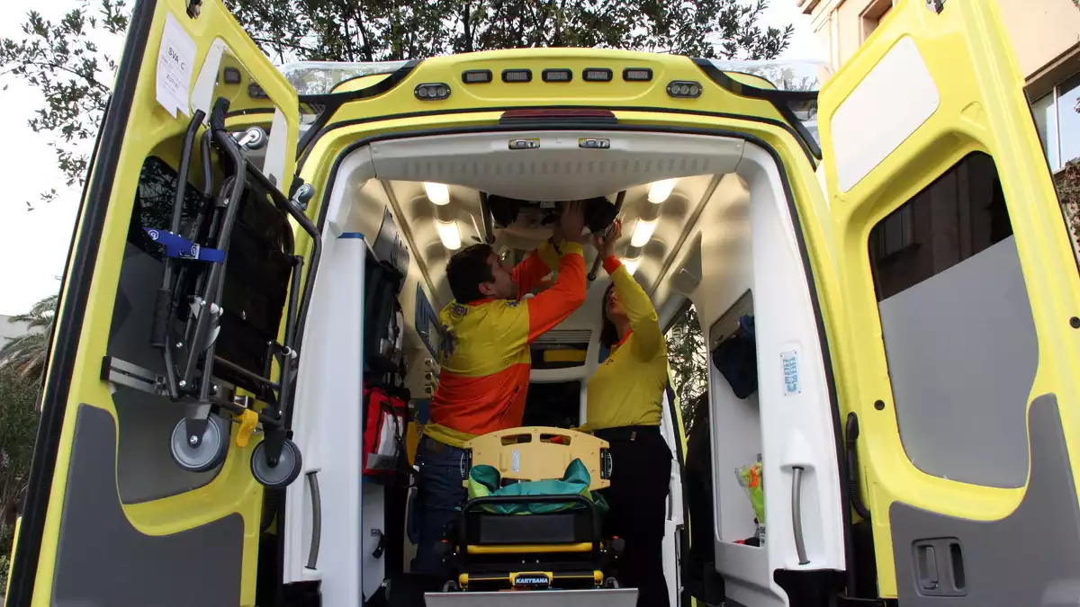 Interior d'una ambulància del SEM a Tarragona