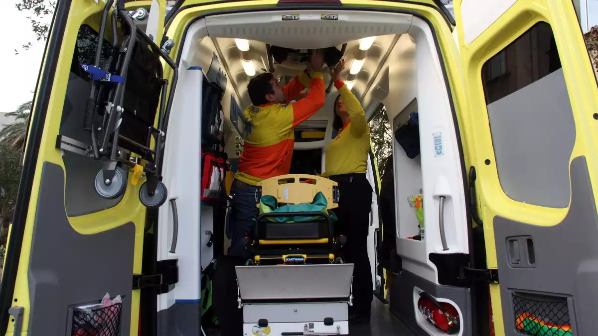 Interior d'una ambulància del SEM a Tarragona