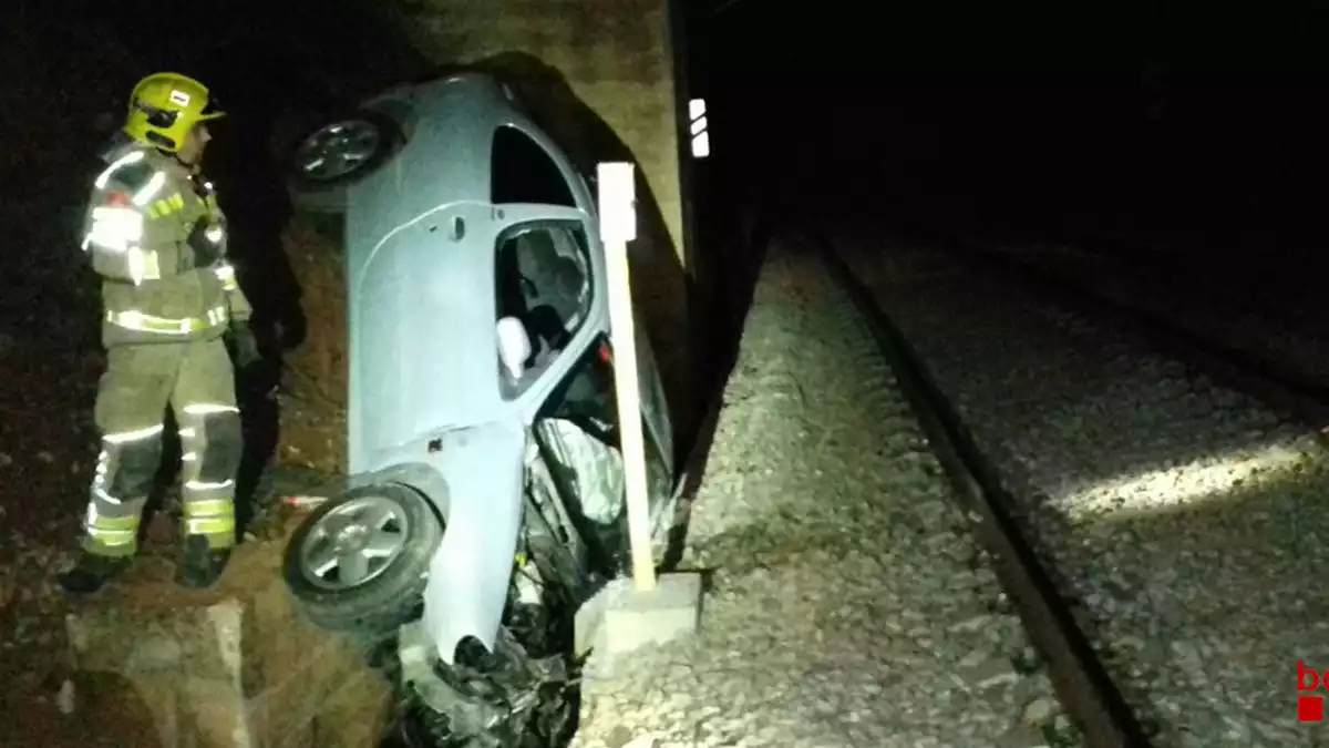 Els Bombers rescatant un jove que va perdre el control del vehicle a Castellbell i el Vilar (23-02-2020)