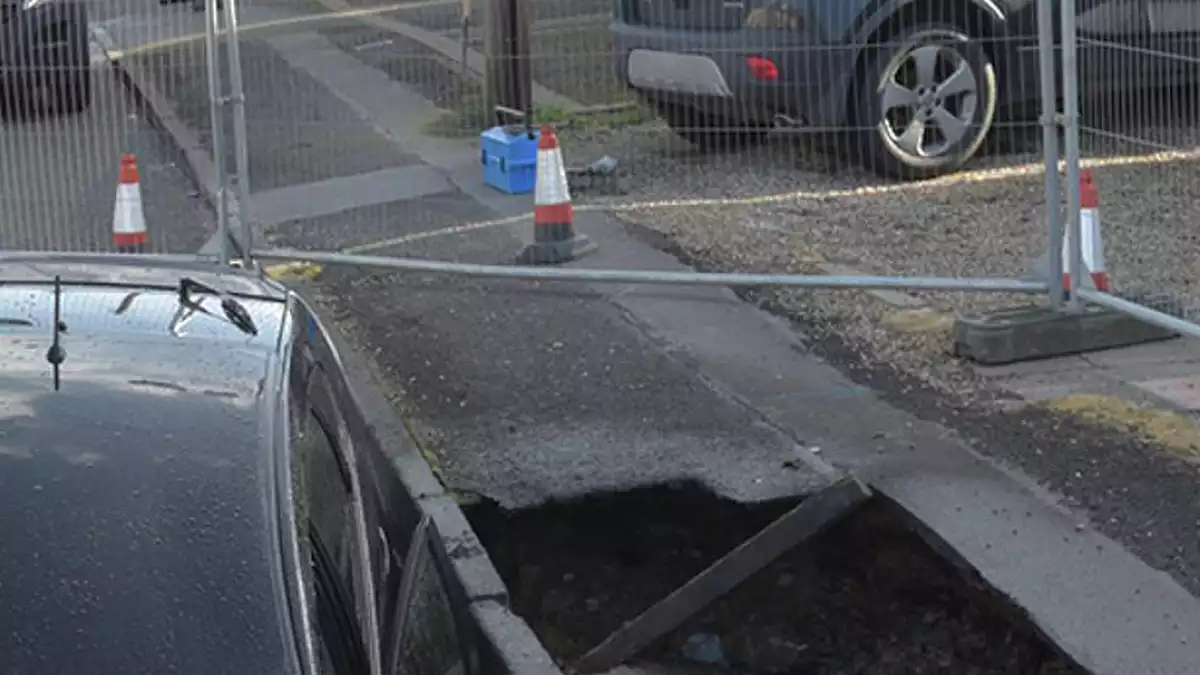 Un cotxe en un forat a una carretera d'Essex pel temporal Ciara