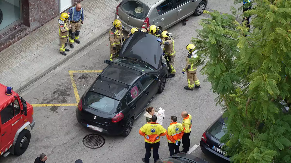 Imatge dels Bombers, el SEM i la Guàrdia Urbana treballant en un accident a Reus