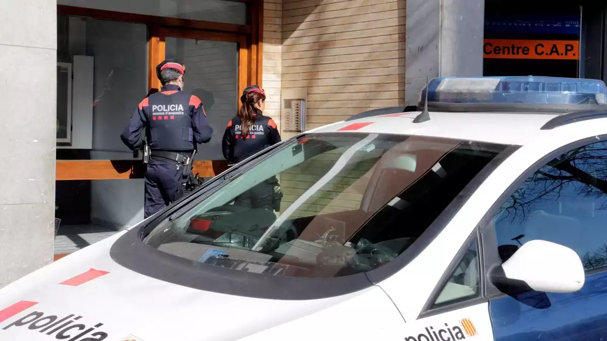 Mossos entrant al bloc de pissos a Puigcerdà el 4 de febrer del 2020