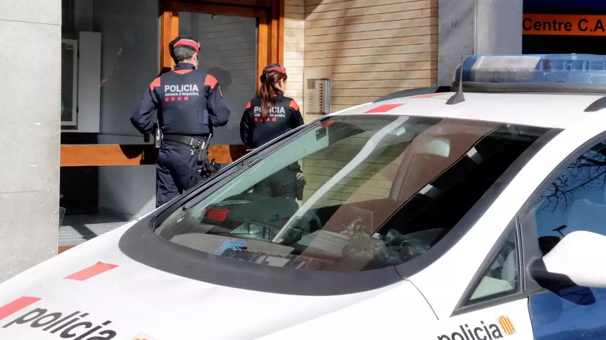 Mossos entrant al bloc de pissos a Puigcerdà el 4 de febrer del 2020